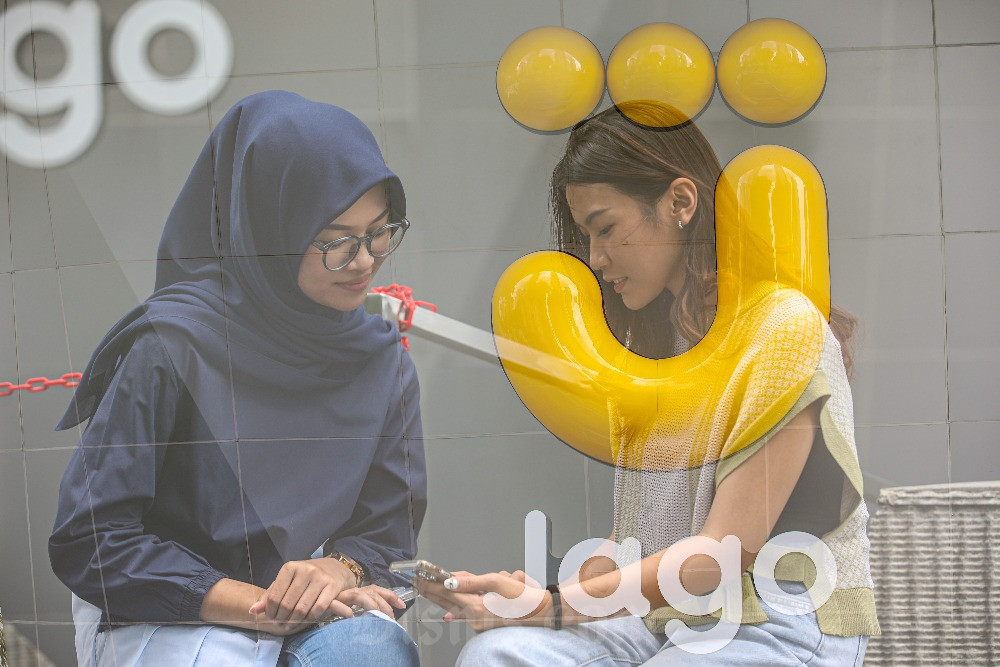 Nasabah beraktivitas di depan logo PT Bank Jago Tbk. di Jakarta, Kamis (11/1/2024). Bisnis/Abdurachman