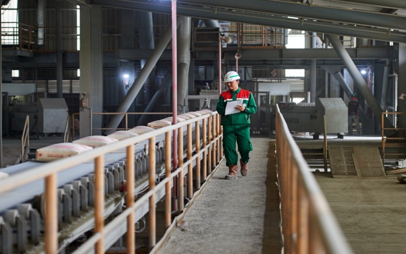 Karyawan PT Semen Baturaja (Persero) Tbk mengecek produksi semen di pabrik perseroan. istimewa