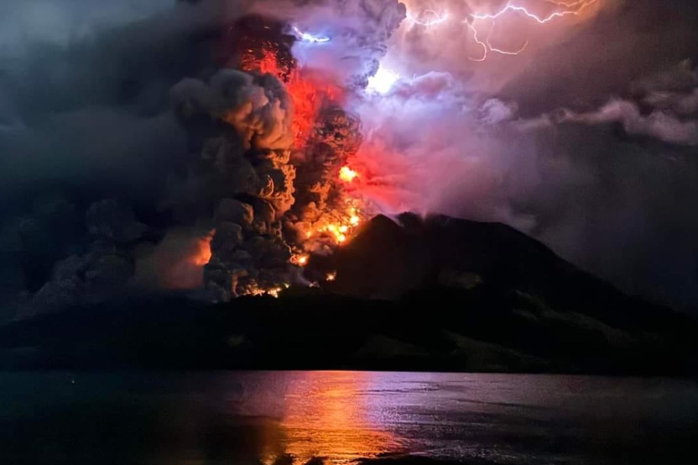 Gunung Ruang di Sulawesi Utara mengalami erupsi/Istimewa