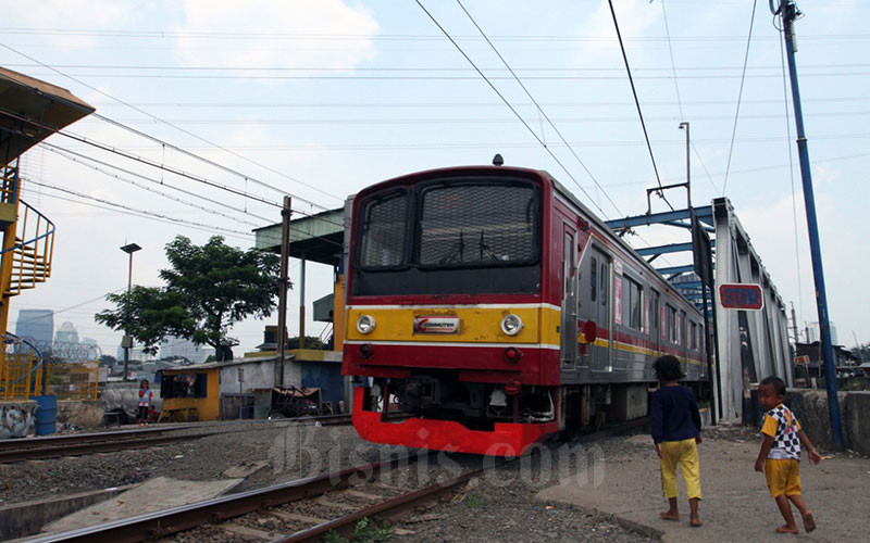 Kereta Rel Listrik melintas didekat Stasiun Tanah Abang, di Jakarta, Jumat (10/4). PT Kereta Commuter Indonesia (KCI) akan menyesuaikan operasional kereta rel listrik (KRL) Jabodetabek sejalan dengan kebijakan pembatasan sosial berskala besar (PSBB) yang sudah ditetapkan oleh pemerintah pusat. Sesuai aturan PSBB, maka operasional KRL di pemerintah provinsi DKI Jakarta dimulai pukul 06.00 WIB dan berakhir hingga 18.00 WIB. Bisnis/Dedi Gunawan