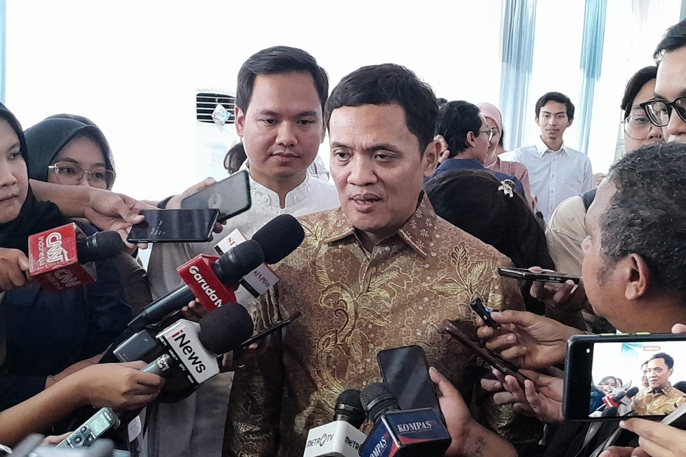Gerindra Klaim Ada Oknum yang Adu Domba TKN dan Relawan Prabowo-Gibran, Siapa?. Wakil Ketua Umum Gerindra Habiburokhman memberikan keterangan kepada wartawan pada acara open house Wakil Ketua DPR Sufmi Dasco di wilayah Kuningan, Jakarta Selatan, Kamis (11/4/2024)/Bisnis-Dany Saputra.