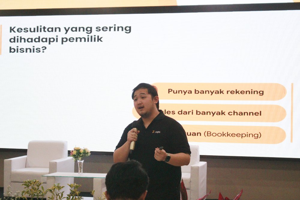 Triyanto Hidayat, Digital Lending Go To Market Specialist Bank Jago, memberikan paparan dalam kegiatan Upgrade Skill bersama Tokopedia dan TikTok: Selalu Untung Lewat Digital yang dilaksanakan di Kota Semarang pada Rabu (8/5/2024)-Bisnis/Muhammad Faisal Nur Ikhsan.