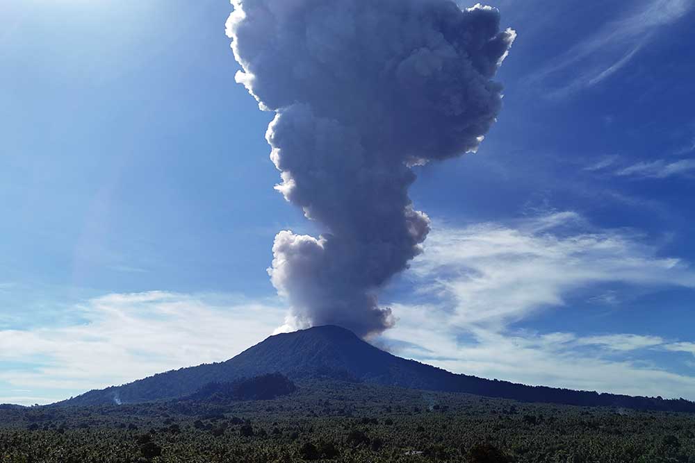  Gunung Ibu di Halmahera Barat Semburkan Abu Vulkanik