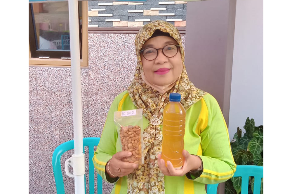  Pensiunan Guru Nanik Yuliati Raih Sukses dengan Mekaar