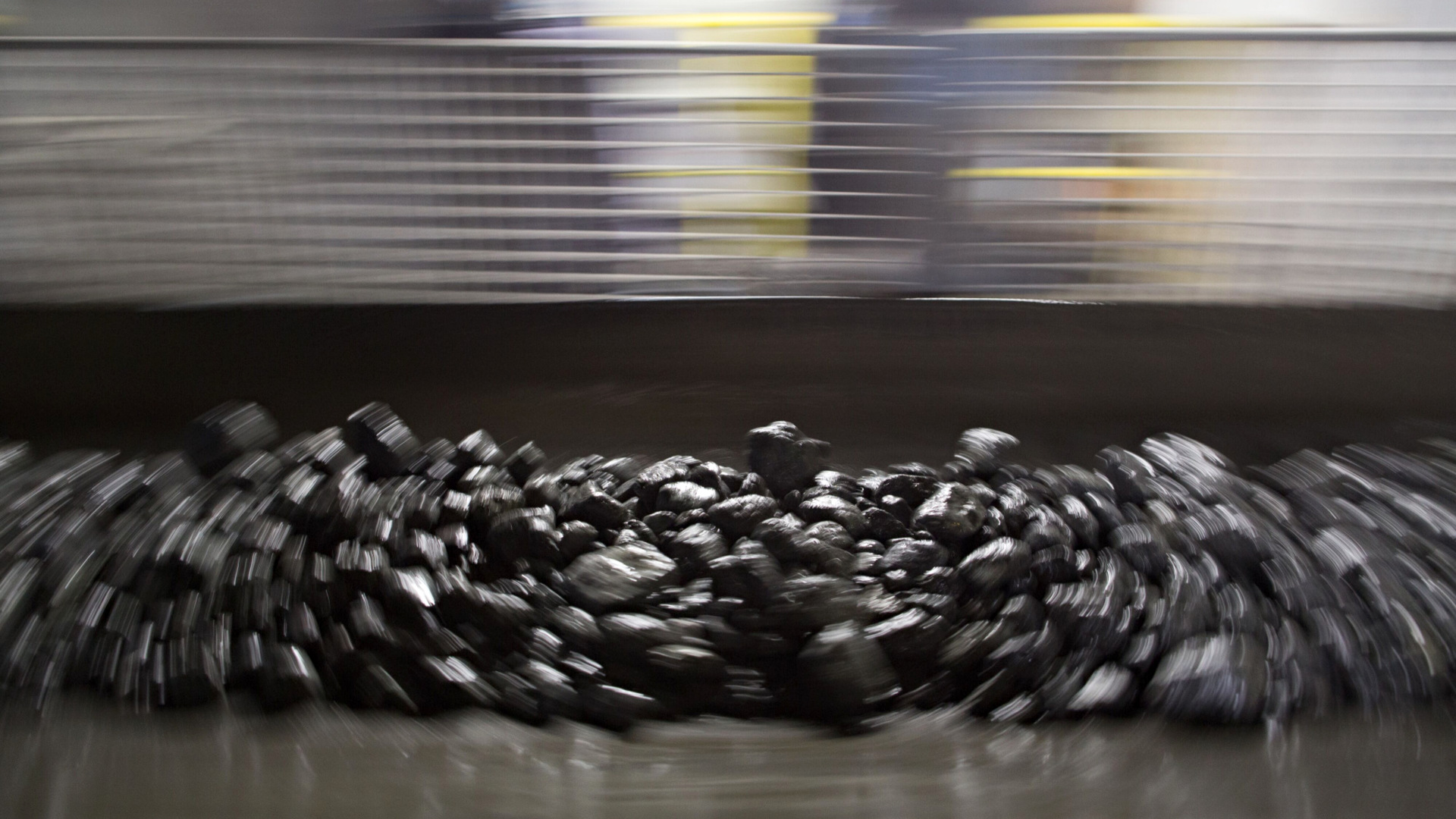 Manuver Terbaru Filipina di Bisnis Nikel, Siap Bendung Indonesia-China?. Copper-nickel ore yang bergerak di atas conveyor belt pabrik yang berada di Norilsk, Rusia. - Bloomberg/Andrey Rudakov