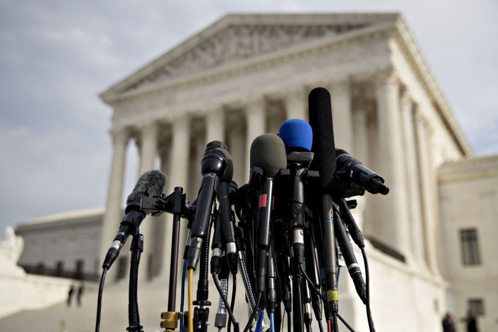 Deretan mikrofon milik jurnalis untuk wawancara. - Bloomberg/Andrew Harrer