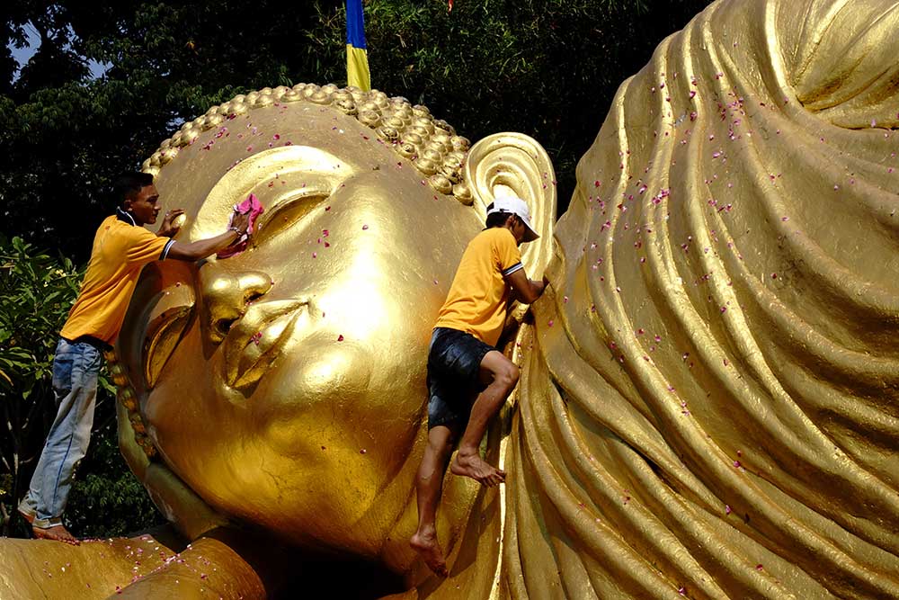  Ritual Membersihkan Patung Buddha Tidur di Mojokerto