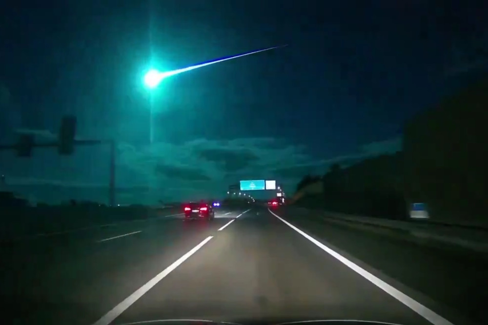  Viral! Meteor Lintasi Portugal dan Spanyol, Langit Mendadak Terang