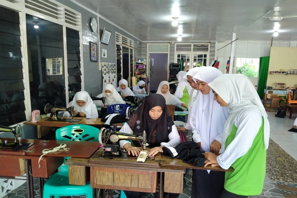  Semangat Wiwin Bangun Usaha Menjahit Setelah Ikut Pelatihan Vokasi PHR