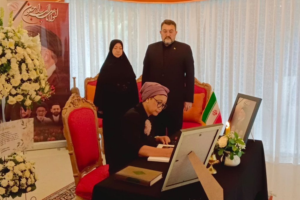  Menlu Retno Teken Buku Belasungkawa: Indonesia Turut Berduka atas Wafatnya Presiden Iran