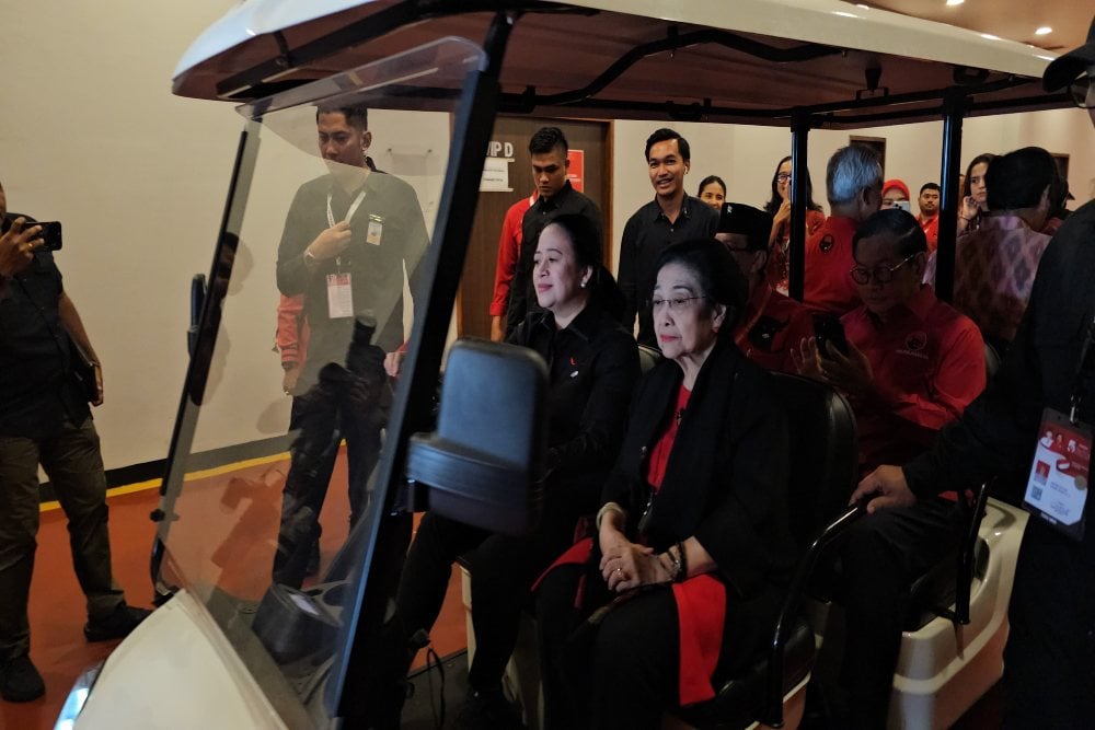  Hadiri Rakernas V PDIP, Puan dan Megawati Datang ke Lokasi Naik Mobil Golf