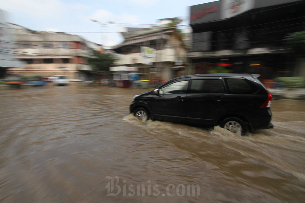  Hujan Deras Guyur Jakarta, 16 RT Banjir