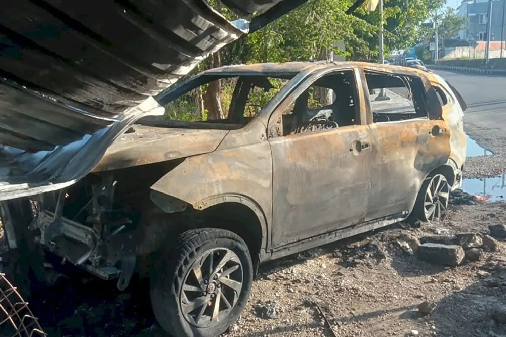  Mobil MPV Pengangkut 420 Liter BBM Hangus Terbakar