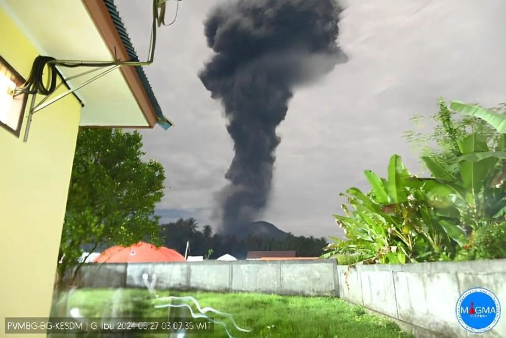  Gunung Ibu di Halmahera Lontarkan Awan Abu Raksasa