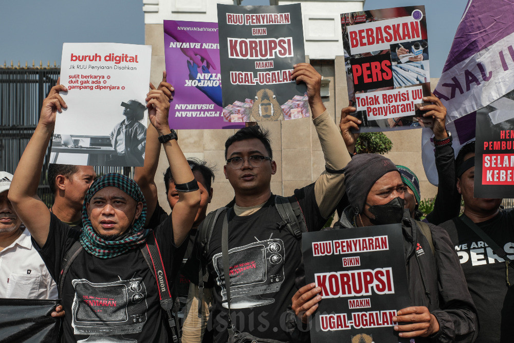  Sejumlah Organisasi Jurnalis Gelar Aksi Menolak Revisi UU Penyiaran di Depan Gedung DPR