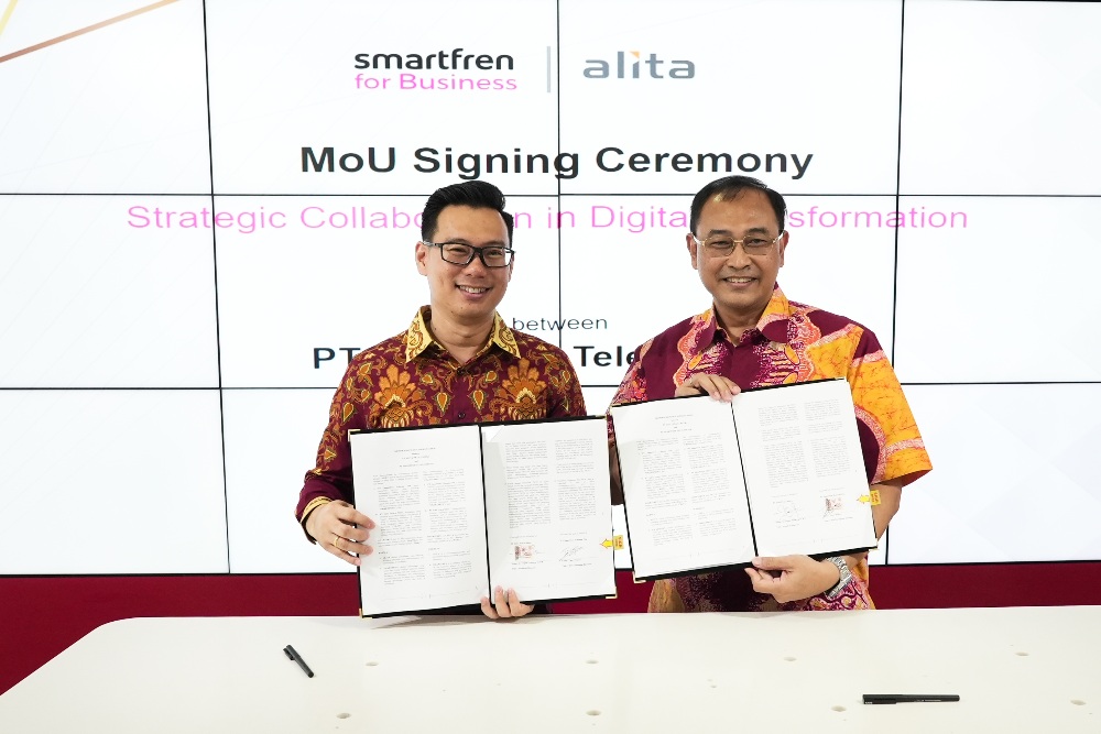 CEO Smartfren for Business (kiri) Tony Wijaya dan Direktur Utama Alita Praya Mitra Teguh Prasetya/ Smartfren