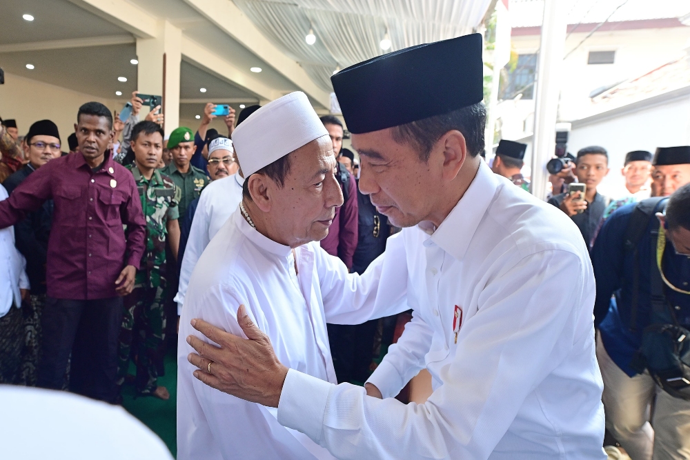  Jokowi Takziah ke Rumah Duka Almarhumah Syarifah Salma, Istri Habib Luthfi bin Yahya