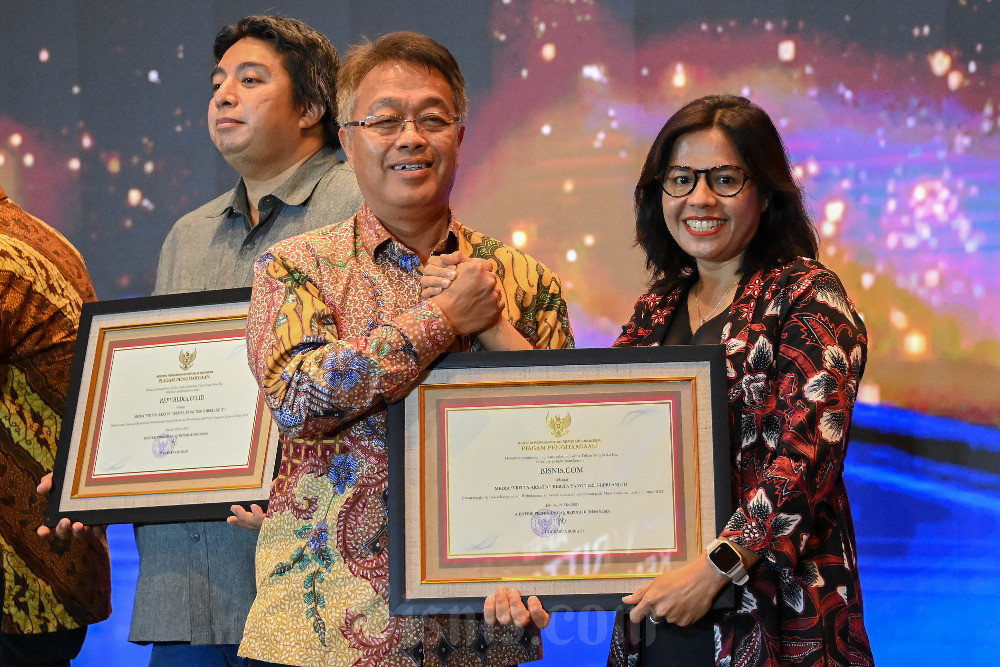  Bisnis Indonesia Terima Penghargaan Vritta Aksata dari Kemenhub