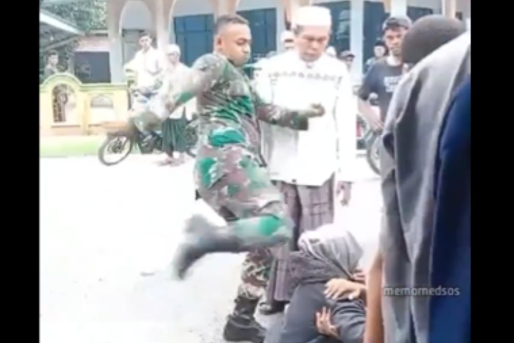  Viral TNI Tendang Kepala Warga, Diduga Marah Istrinya Ditabrak Motor