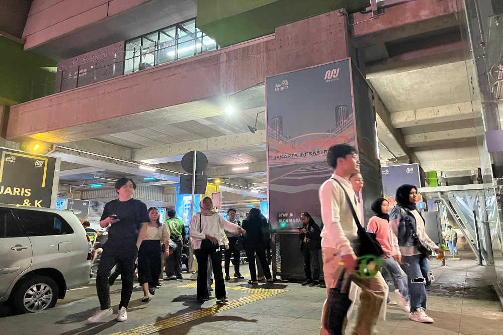  Penumpang MRT Terlantar Imbas Besi Crane Proyek Kejagung Jatuh