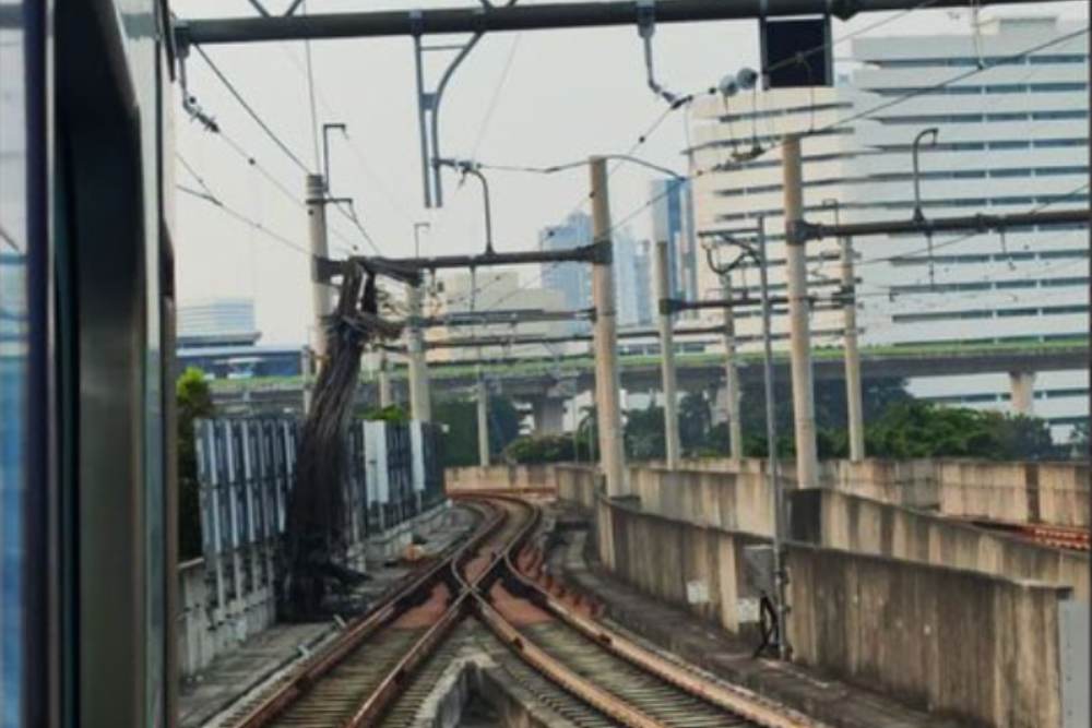  Detik-Detik Besi Crane Jatuh di Jalur MRT Jakarta hingga Layanan Disetop