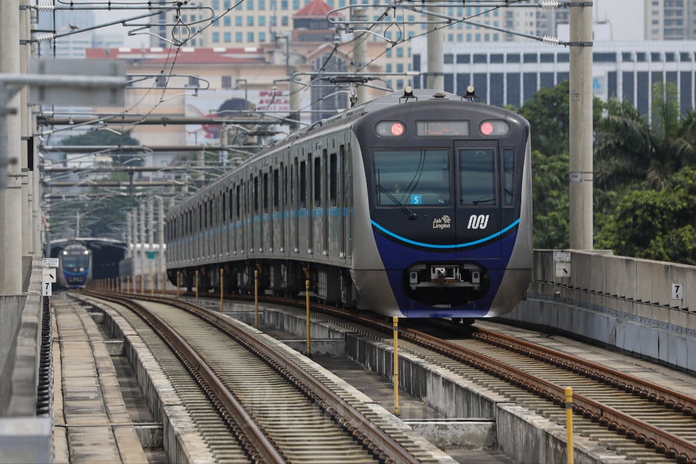  Kronologi Lengkap Insiden Besi Crane Jatuh di Jalur MRT Jakarta