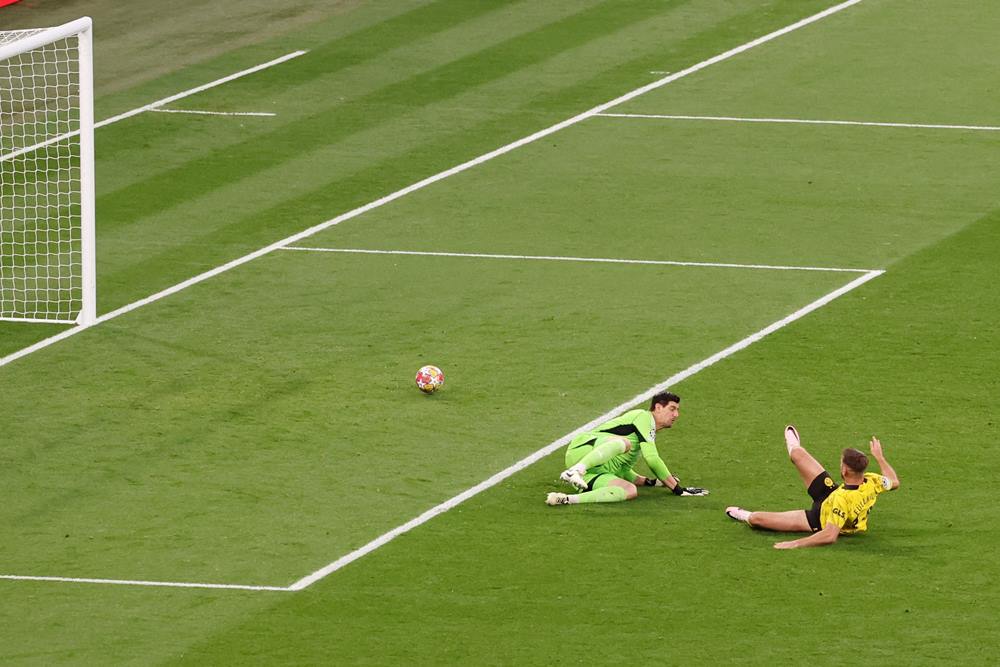 Striker Borussia Dortmund Niclas Fullkrug gagal menjebol gawang Real Madrid yang dijaga Thibaut Courtois dalam final Liga Champions, Minggu (26/2024). Hasil Dortmund vs Madrid, Final Liga Champions: Skor Masih Seri di Babak Pertama/Reuters