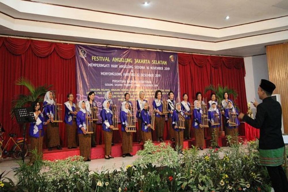  10 Alat Musik Tradisional Jawa Barat dan Cara Memainkannya