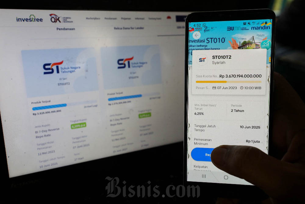 Warga mencari informasi mengenai Surat Berharga Negara (SBN) jenis Sukuk Tabungan Seri ST010 di Jakarta. Bisnis/Eusebio Chrysnamurti