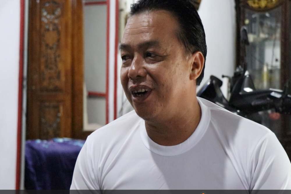 Ahmad Apandy (kanan) pengusaha kerupuk ikan Medan Marelan bersama Suroto, penjual kerupuk keliling yang menjadi mitra pertama Apandy sekaligus saksi berkembangnya usaha pria asal Palembang tersebut. Bisnis/Delfi Rismayeti