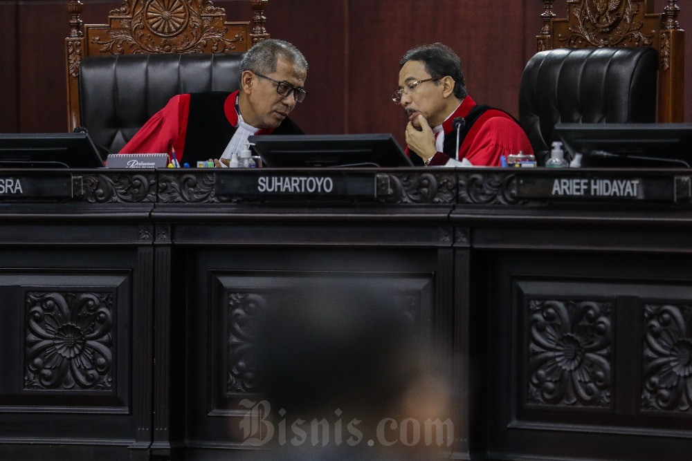 Ketua Mahkamah Konstitusi (MK) Suhartoyo (kanan) didampingi Hakim Konstitusi Saldi Isra memimpin jalannya sidang putusan perselisihan hasil Pilpres 2024 di Gedung Mahkamah Konstitusi, Jakarta, Senin (22/4/2024). Bisnis/Fanny Kusumawardhani