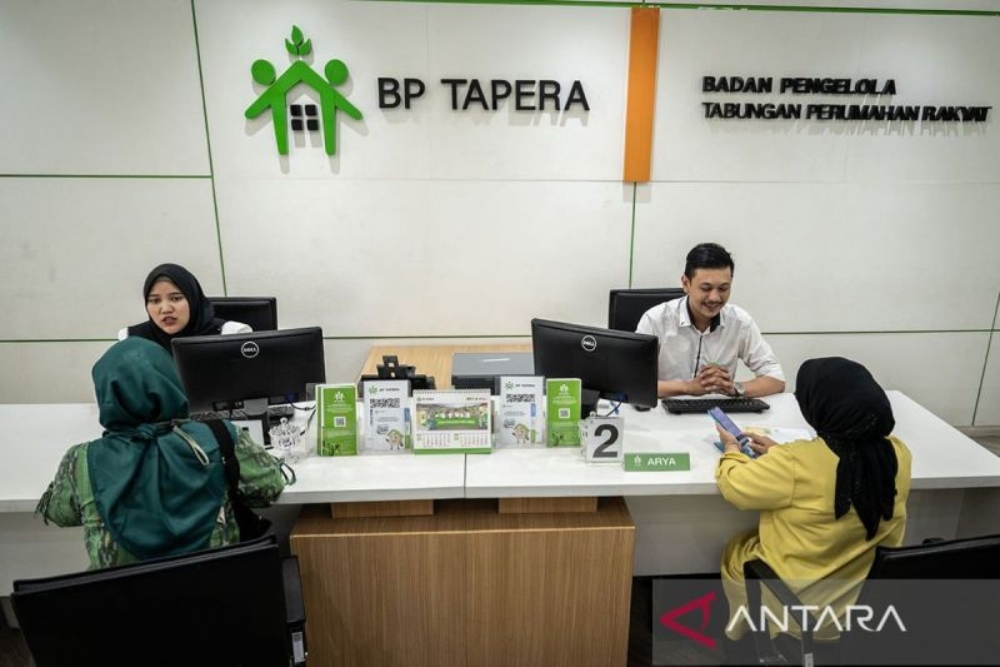 Petugas melayani nasabah di kantor BP Tapera. Dok ANTARA