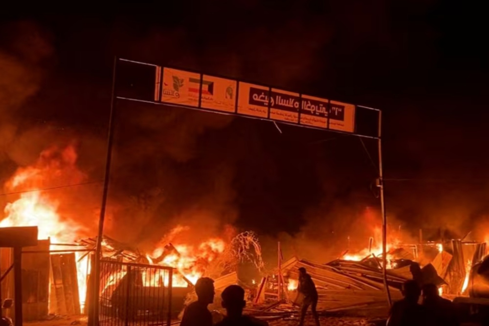 Kondisi wilayah Rafa, Gaza, Palestina usai diserang oleh pasukan militer Israel pada Minggu (26/5/2024). REUTERS