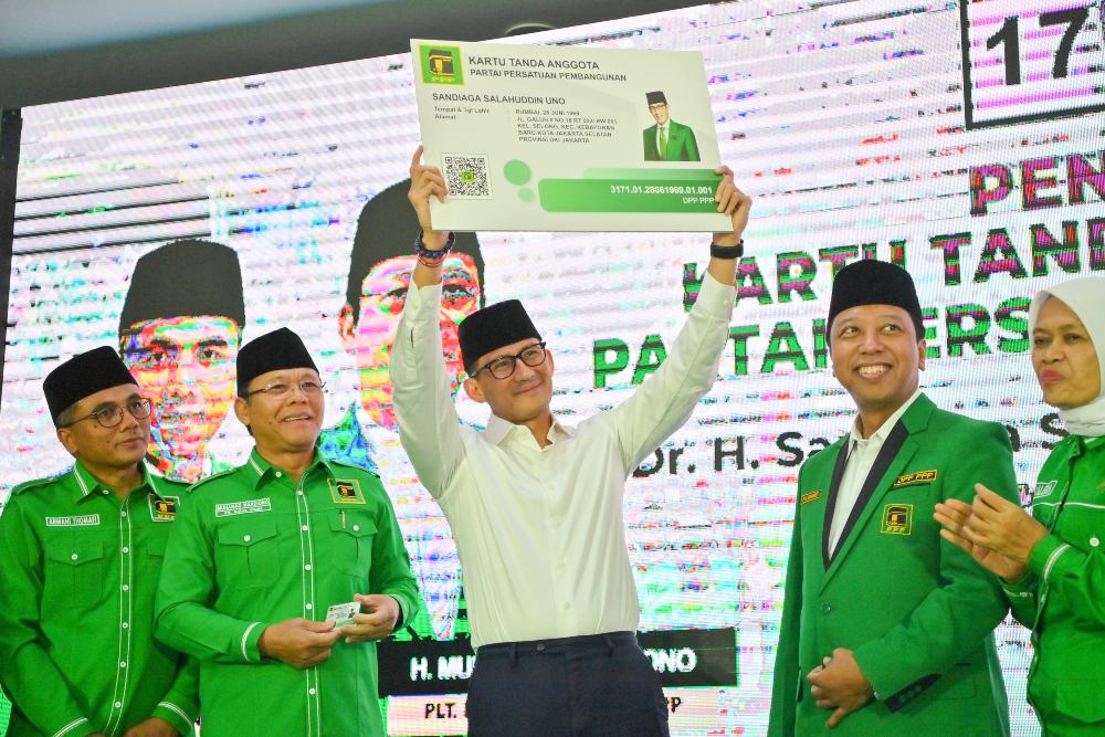 Menteri Pariwisata dan Ekonomi Kreatif Sandiaga Uno mengaku lebih punya kesamaan pemikiran dengan Partai Persatuan Pembangunan (PPP) daripada dengan Partai Keadilan Sejahtera (PKS). Oleh sebab itu, Sandi memilih bergabung dengan PPP meski dekat dengan PKS.Plt Ketua Umum PPP Muhamad Mardiono (kedua kiri) didampingi Sekretaris Jenderal DPP PPP Arwani Thomafi (kiri) dan Ketua Majelis Pertimbangan PPP Romahurmuziy (kedua kanan) menyaksikan Menparekraf Sandiaga Salahuddin Uno (tengah)mengangkat replika KTA/Antar