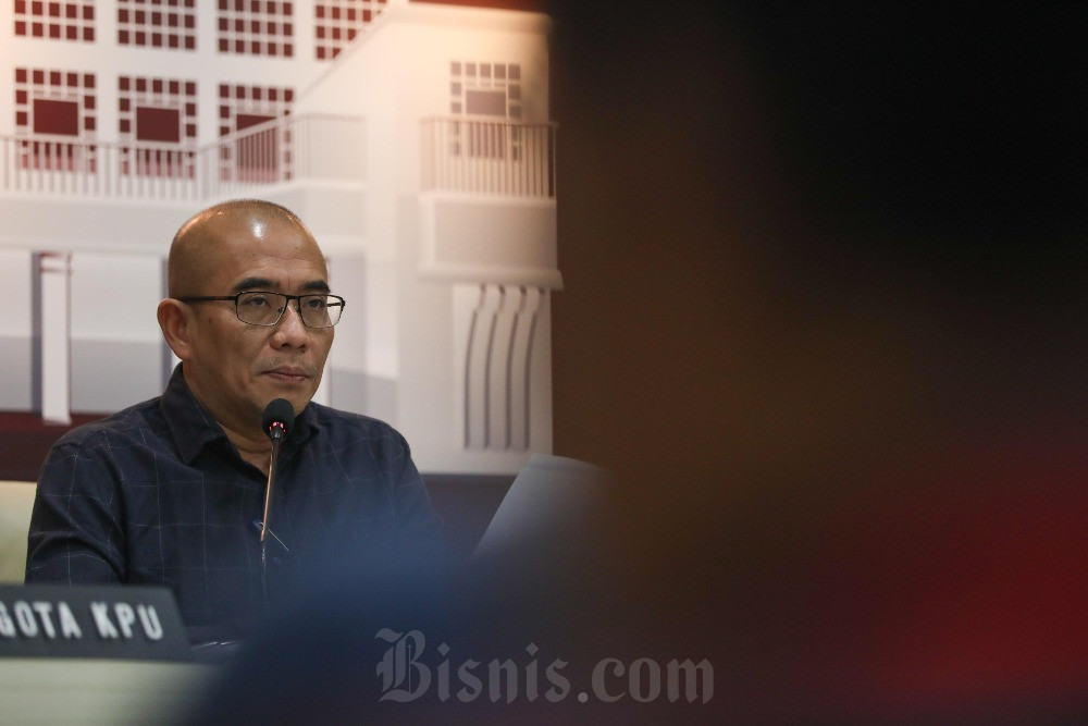 Ketua Komisi Pemilihan Umum (KPU) Hasyim Asyari memberikan penjelasan saat konferensi pers tentang perhitungan suara Pemilu 2024 di Jakarta, Selasa (27/2/2024). Bisnis/Himawan L Nugraha