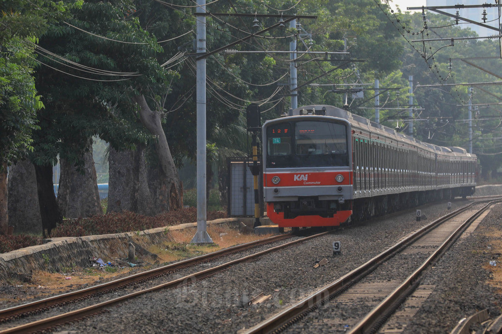 Rangkaian kereta rel listrik atau KAI Commuter melintas di Jakarta, Senin (18/9/2023). Bisnis/Himawan L Nugraha