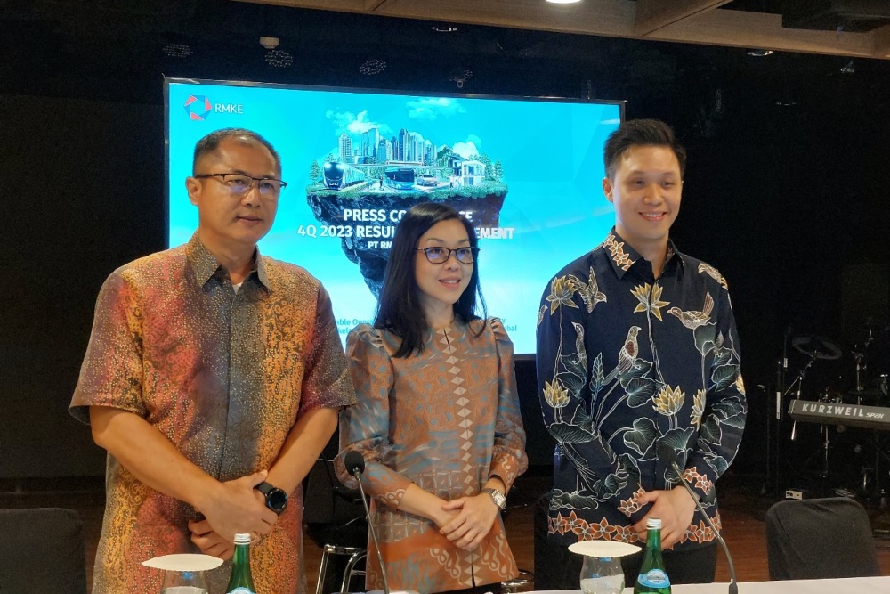 Dari kiri ke kanan: Direktur PT RMK Energy Tbk. (RMKE) Sugiyanto, Direktur RMKE Jennifer Angeline, dan Direktur Utama RMKE Vincent Saputra dalam paparan publik RMKE di Jakarta, Kamis (18/4/2024). JIBI/Annisa Kurniasari Saumi.