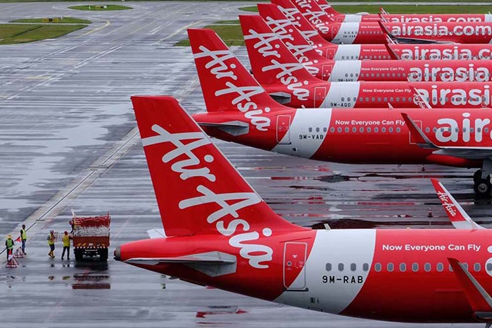 Pesawat AirAsia terparkir di bandara./ Dok. Bloomberg