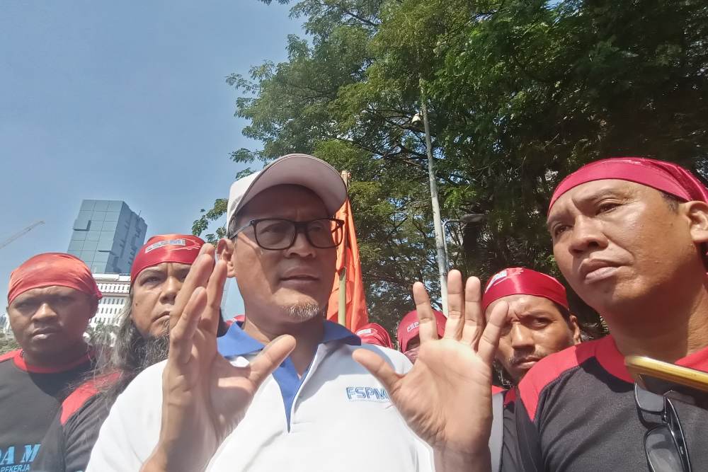 Presiden Federasi Serikat Pekerja Metal Indonesia (FSPMI) Riden Hatam Aziz saat ditemui pada aksi demo buruh menolak Tapera di kawasan Patung Kuda Monas Jakarta, Kamis (6/6/2024) - BISNIS/Ni Luh Anggela.
