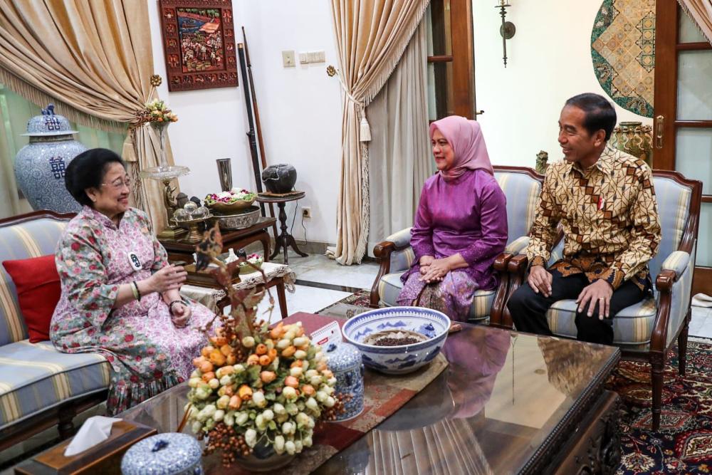 Presiden Joko Widodoatau Jokowi dan Ibu Negara Iriana berkunjung ke kediaman Presiden RI Kelima yang juga Ketua Umum DPP PDI Perjuangan (PDIP) Megawati Soekarnoputri di Jalan Teuku Umar, Menteng Jakarta Pusat, Kamis (27/4/2023)./Dok. PDIP