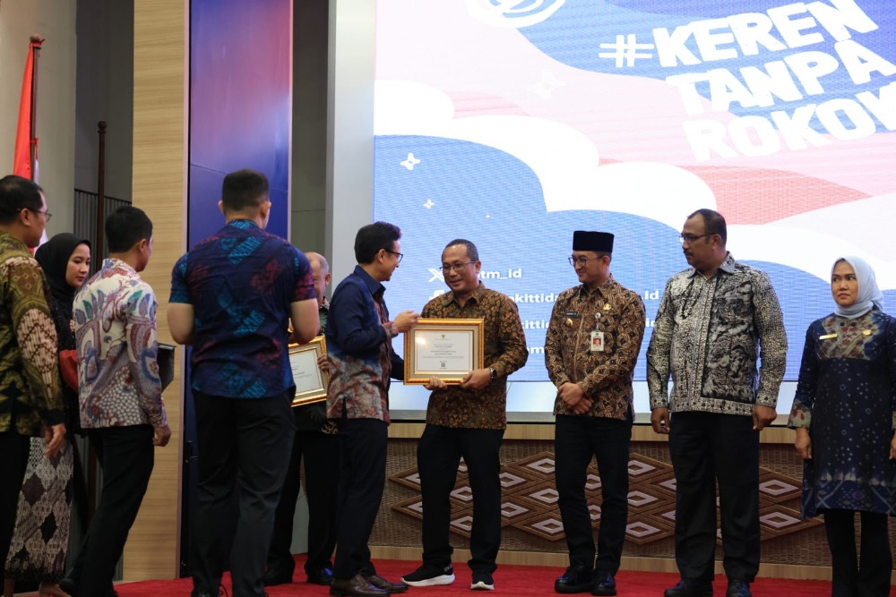 Kepala Dinas Kesehatan Kabupaten Musi Banyuasin, Azmi saat penerimaan penghargaan Pastika Parama 2014 di Jakarta, Selasa (4/6/2024). /Pemkab Muba