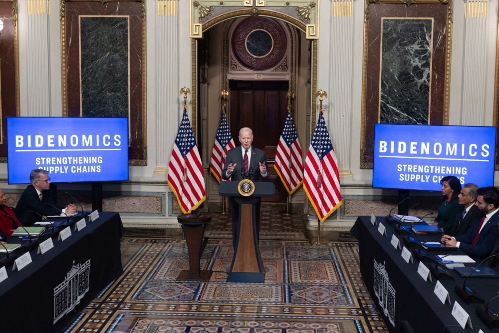 Presiden AS Joe Biden berbicara di Indian Treaty Room, Gedung Putih pada Senin (27/11/2023). - Bloomberg/EPA/Michael Reynolds