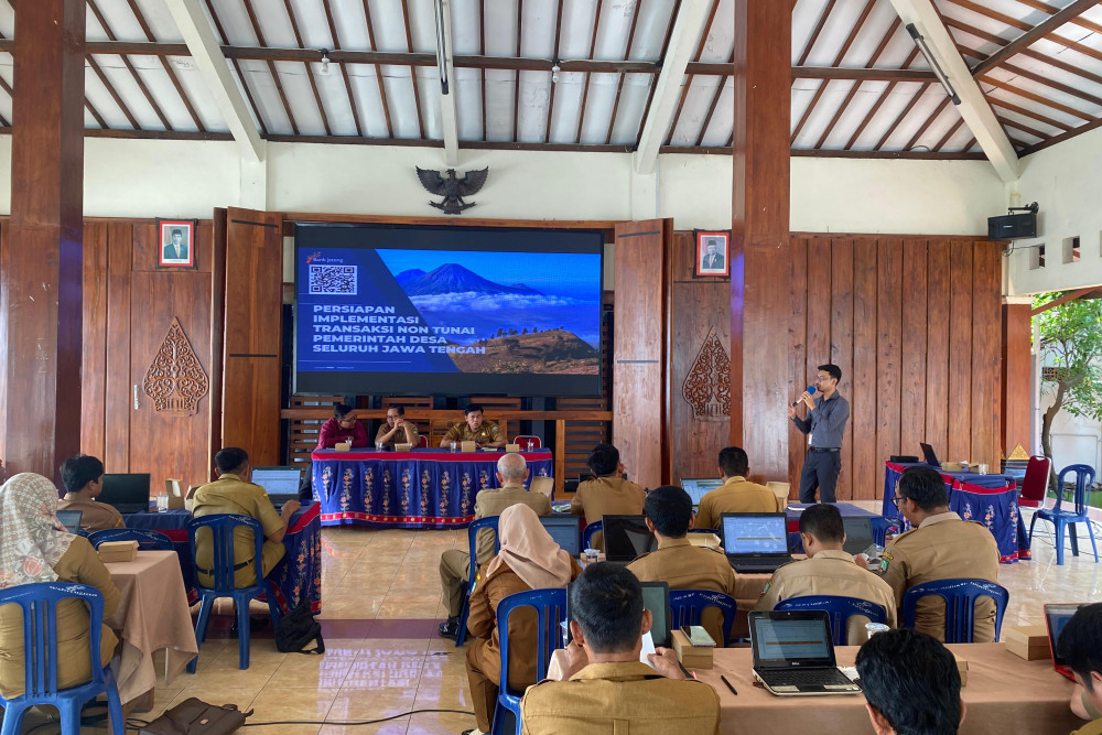Bank Jateng Cabang Blora bersama Dinas Pemerintahan dan Masyarakat Desa (PMD) Kabupaten Blora memberikan bimbingan teknis aplikasi Siskeudes-link di 16 kecamatan se-Kabupaten Blora. /Foto: Istimewa