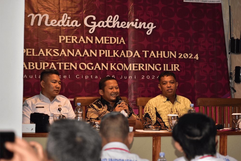 Plt. Kepala Dinas Kominfo OKI Adi Yanto (tengah) menjadi narasumber pada kegiatan Media Gathering KPU OKI di Hotel Cipta Kayuagung, Kamis (6/5/2024)./Istimewa