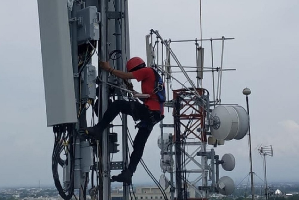 Smartfren memastikan base transceiver station (BTS) terus mendapatkan pasokan listrik, antara lain menggunakan baterai dan genset.
