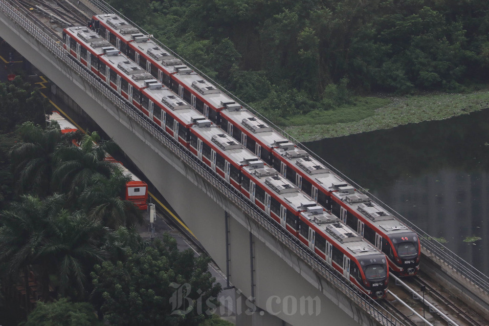 Ilustrasi LRT. Rangkaian kereta api ringan atau Lintas Raya Terpadu (LRT) melintas di Kawasan Dukuh Atas, Jakarta, Kamis (14/3/2024). Bisnis/Eusebio Chrysnamurti