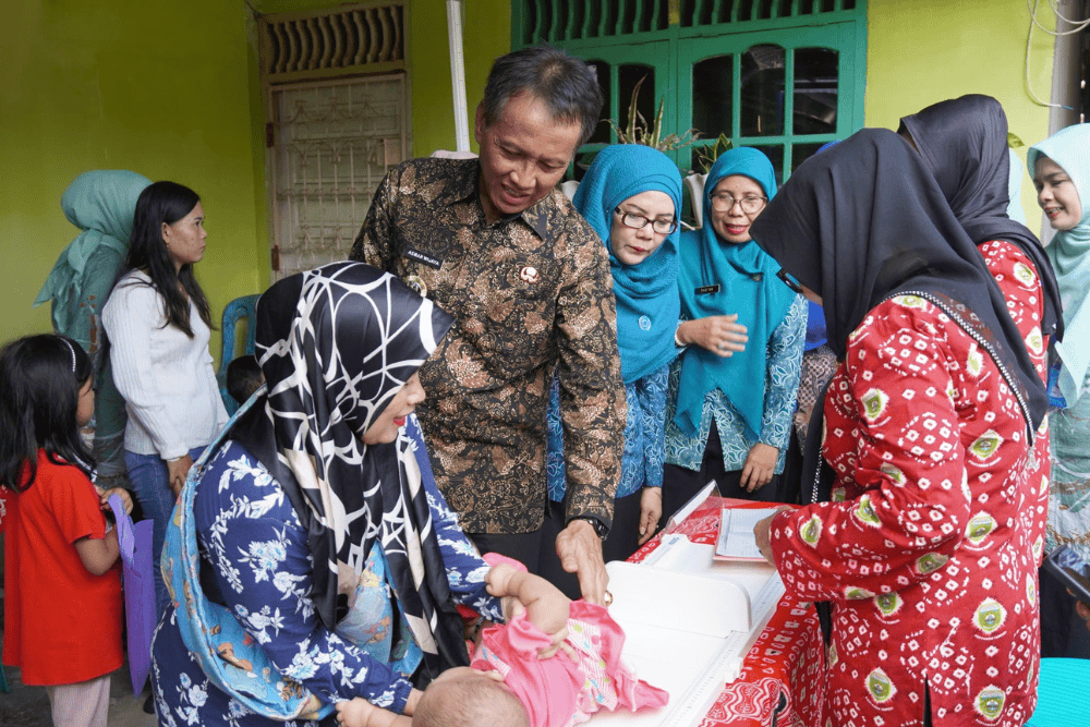 Pj Bupati OKI Asmar Wijaya menghadiri launching Intervensi Serentak Pencegahan Stunting di Kabupaten Ogan Komering Ilir Tahun 2024 yang dilaksanakan di Posyandu Cempaka Kel. Paku Kec. Kayuagung pada Kamis (6/6/2024)./Istimewa