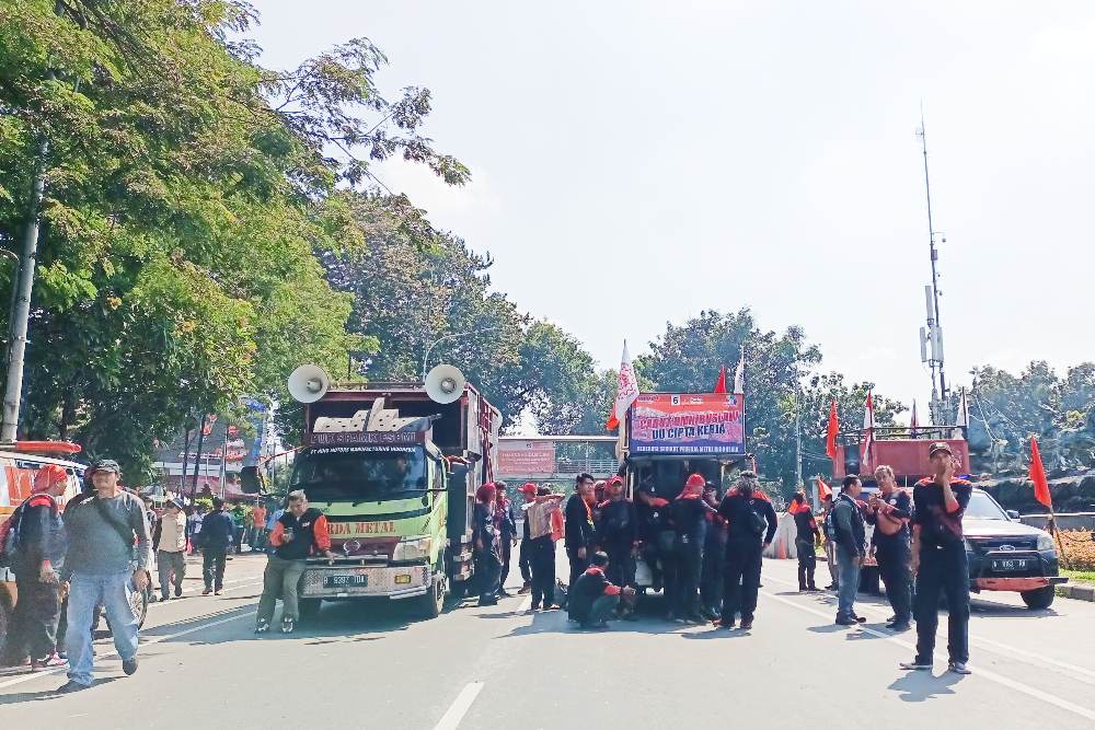 PDIP Tolak Iuran Tapera, Sebut Kebijakan Jokowi Kontradiktif. Kalangan buruh menggelar aksi demo menolak Tapera hingga UU Cipta Kerja di kawasan Patung Kuda Monas, Jakarta, Kamis (6/6/2024) -BISNIS/Ni Luh Anggela