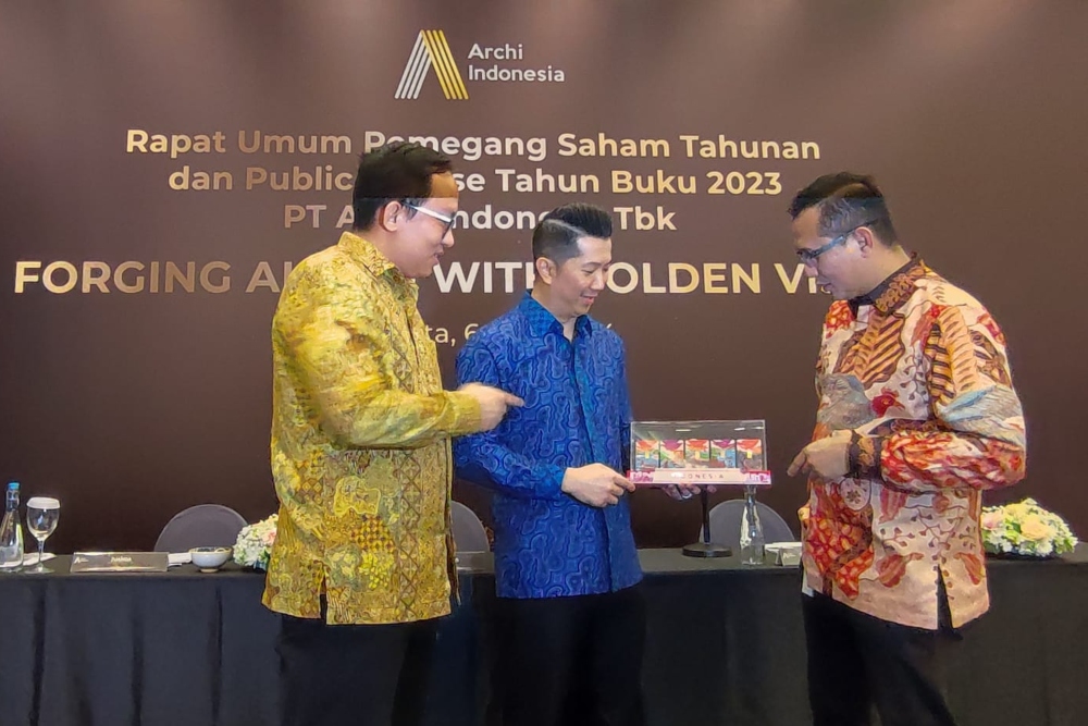 Direksi PT Archi Indonesia Tbk. (ARCI) dalam paparan publik tahun buku 2023, Kamis (6/6/2024). /Bisnis-Artha Adventy.