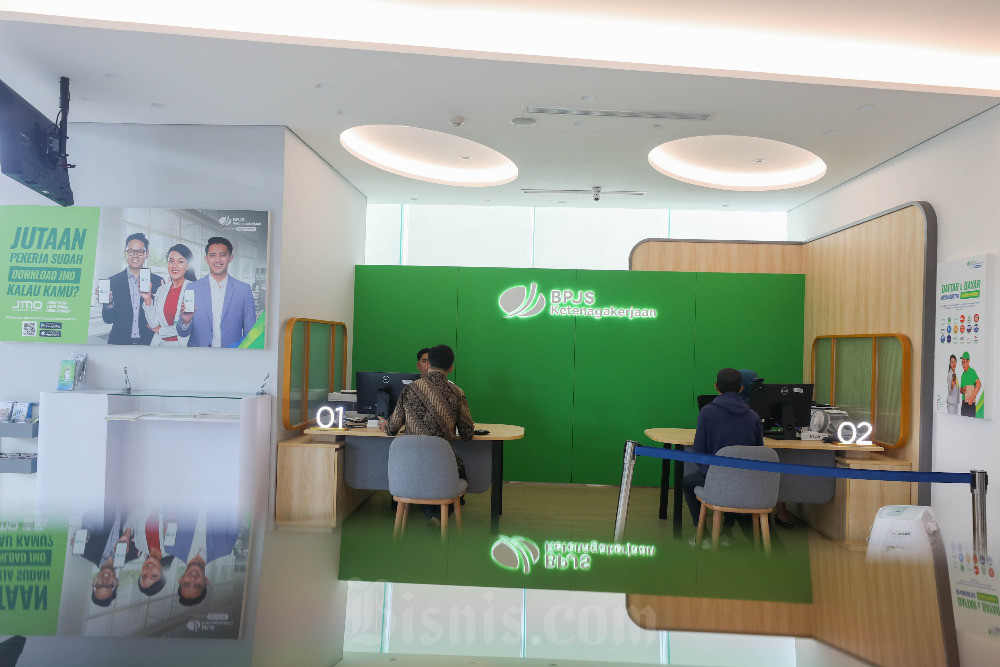 Pegawai melayani nasabah di kantor BPJS Ketenagakerjaan di Jakarta, Senin (4/3/2024). Bisnis/Himawan L Nugraha